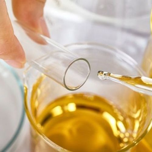 DẦU KHOÁNG LÀ GÌ? TÌM HIỂU CÔNG DỤNG CỦA DẦU KHOÁNG ĐỐI VỚI LÀN DA