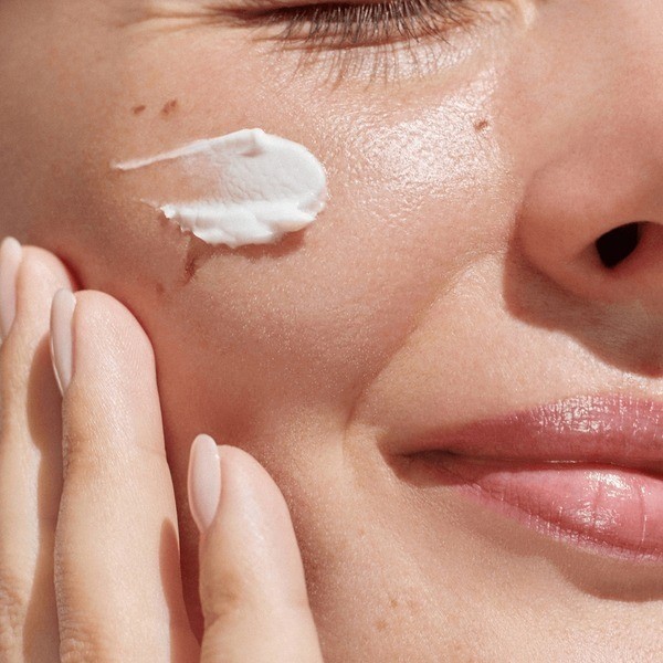 hydration-cream-smear-beuaty-clo