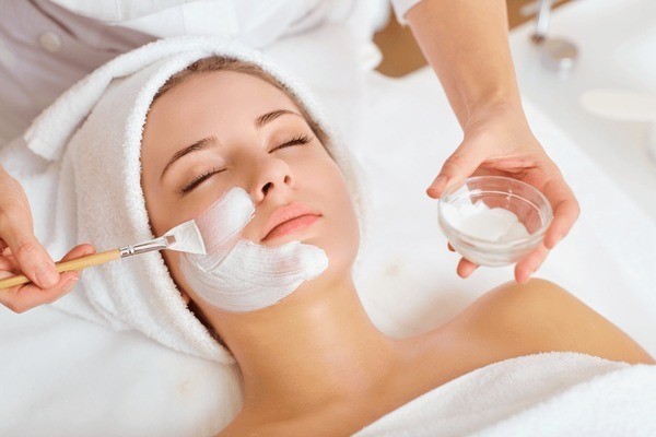 woman-mask-on-face-spa-600nw-102